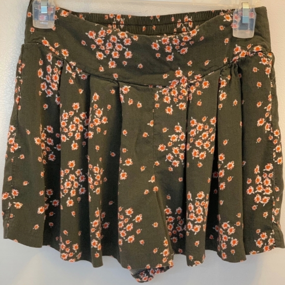 Free People Dresses & Skirts - Adorable olive green+coral flowers skort✨